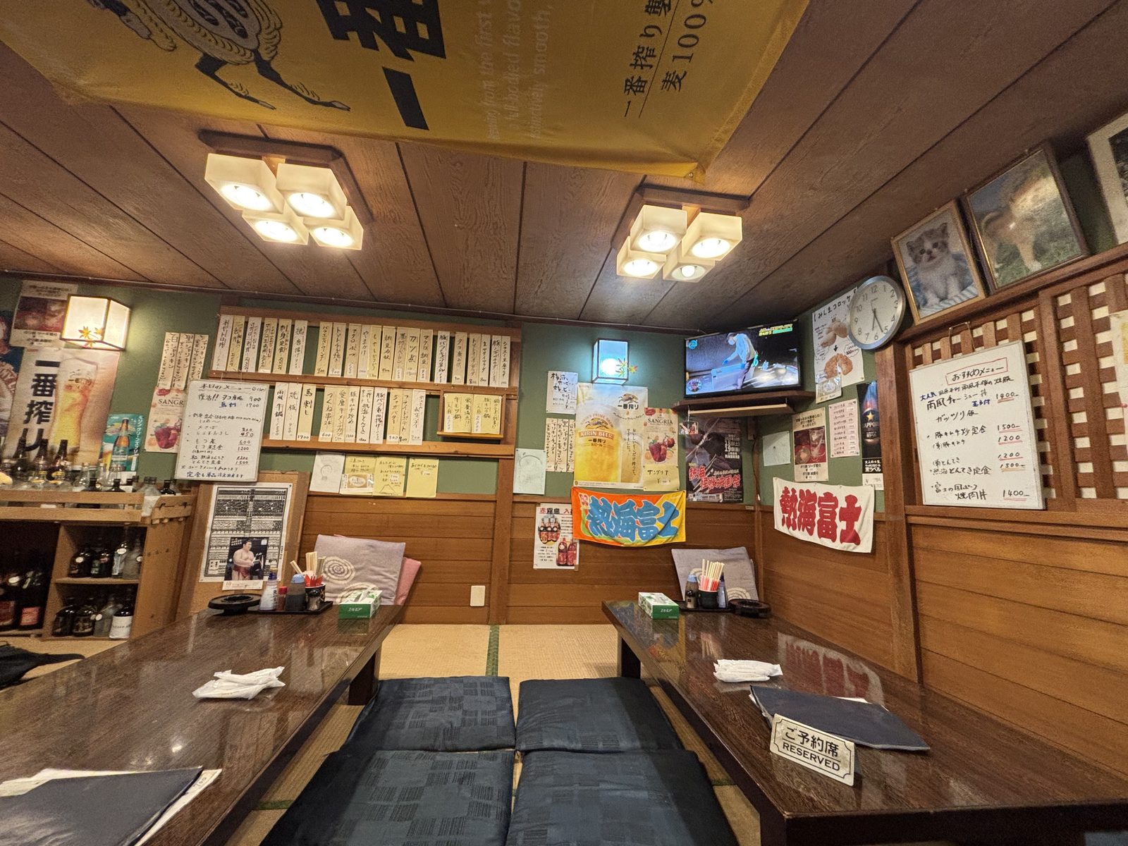 L字カウンターのある雨風食堂の店内
